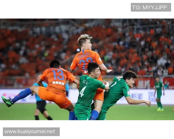 意甲前四名积分差距微小竞争激烈引发球迷热议与关注