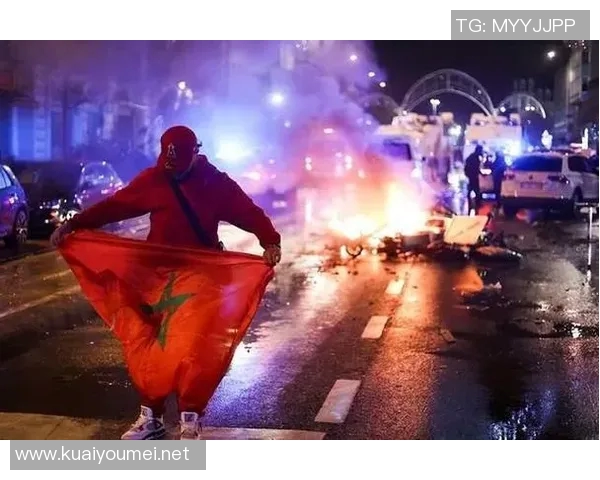 足球暴徒的疯狂行为与社会影响深度剖析